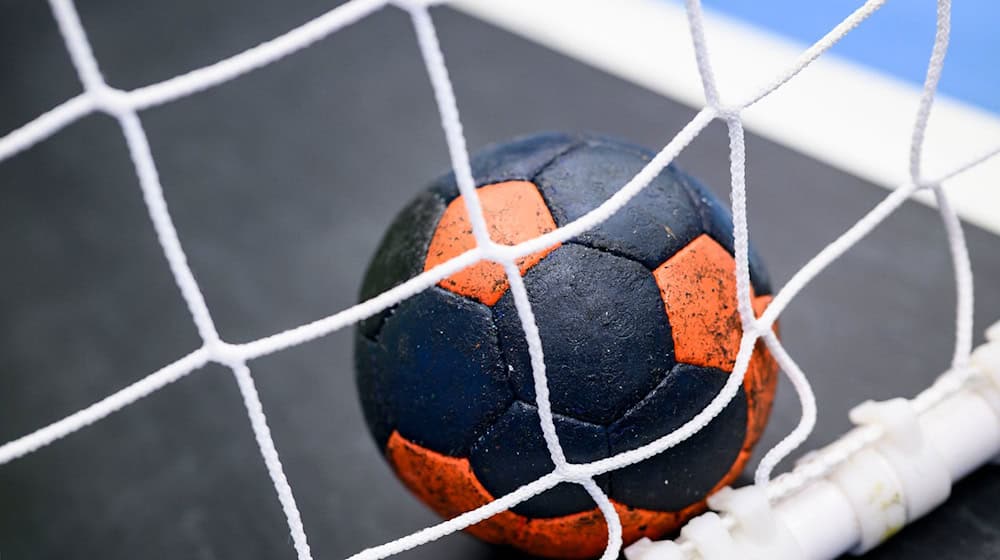 Handball: Ein Handball liegt in einem Tornetz. / Foto: Tom Weller/dpa/Archivbild