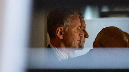 Björn Höcke, Vorsitzender der Thüringer AfD, steht nach Ende des Verhandlungstages in einem Fahrstuhl. / Foto: Hendrik Schmidt/dpa