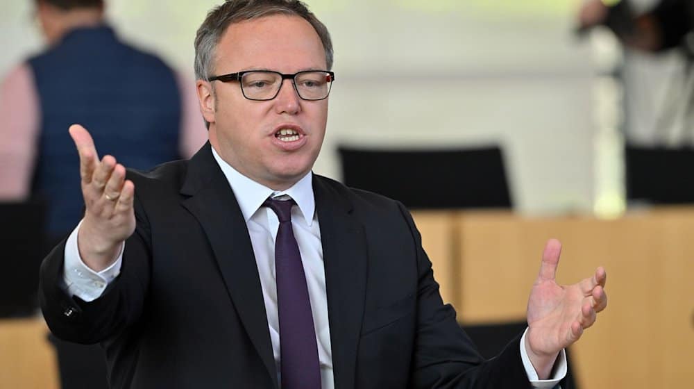 Mario Voigt, CDU-Fraktionschef, spricht im Plenarsaal des Thüringer Landtags zur Regierungserklärung zum Thüringen-Monitor 2023. / Foto: Martin Schutt/dpa