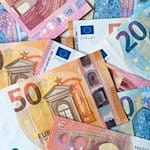 Zahlreiche Banknoten zu 10, 20 und 50 Euro liegen auf einem Tisch. / Foto: Monika Skolimowska/dpa-Zentralbild/dpa/Symbolbild