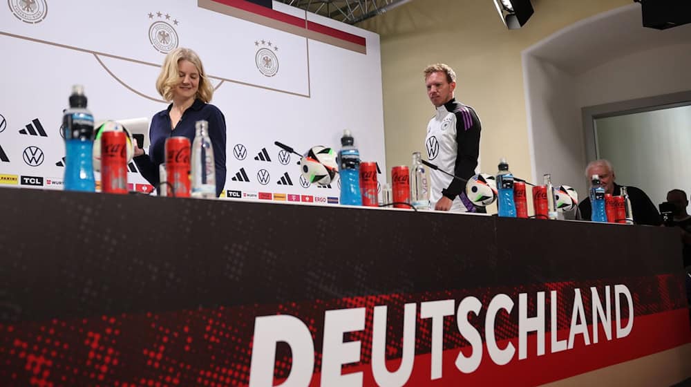 Pressesprecherin der Nationalmannschaft Franziska Wülle (l-r), Bundestrainer Julian Nagelsmann und Sportdirektor Rudi Völler kommen zur Pressekonferenz. / Foto: Christian Charisius/dpa