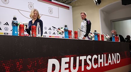 Pressesprecherin der Nationalmannschaft Franziska Wülle (l-r), Bundestrainer Julian Nagelsmann und Sportdirektor Rudi Völler kommen zur Pressekonferenz. / Foto: Christian Charisius/dpa