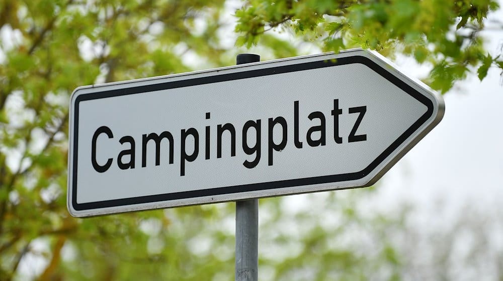 Ein Schild weist den Weg zu einem Campingplatz. / Foto: Martin Schutt/dpa-Zentralbild/dpa/Symbolbild