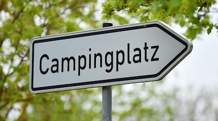 Ein Schild weist den Weg zu einem Campingplatz. / Foto: Martin Schutt/dpa-Zentralbild/dpa/Symbolbild