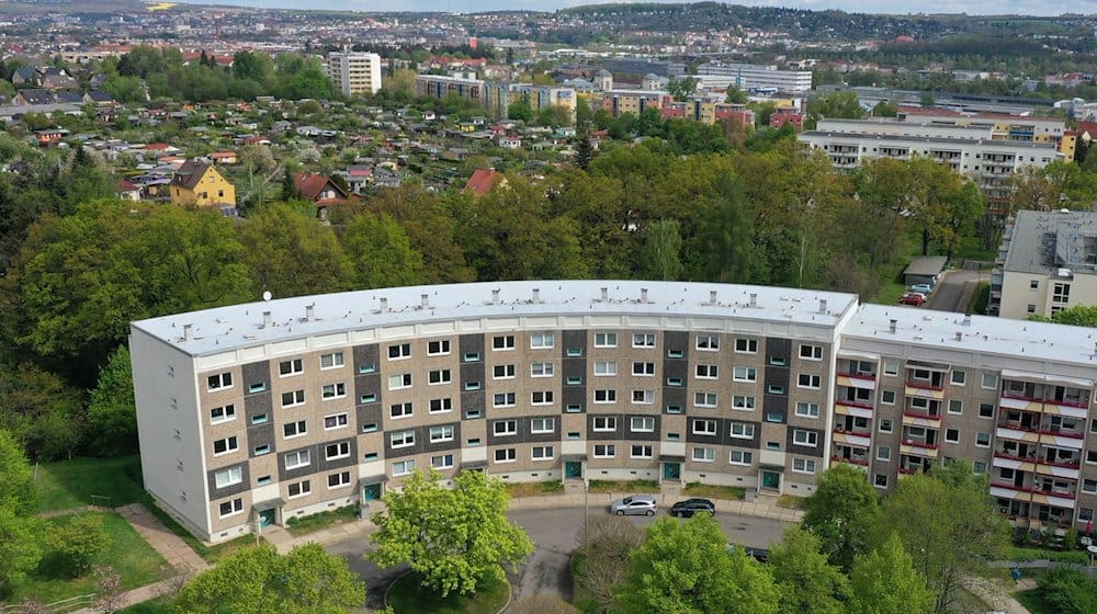 Ein Plattenbau in der Rudolstädter Straße in Gera Lusan, der mittlerweile unter Denkmalschutz steht. / Foto: Martin Schutt/dpa