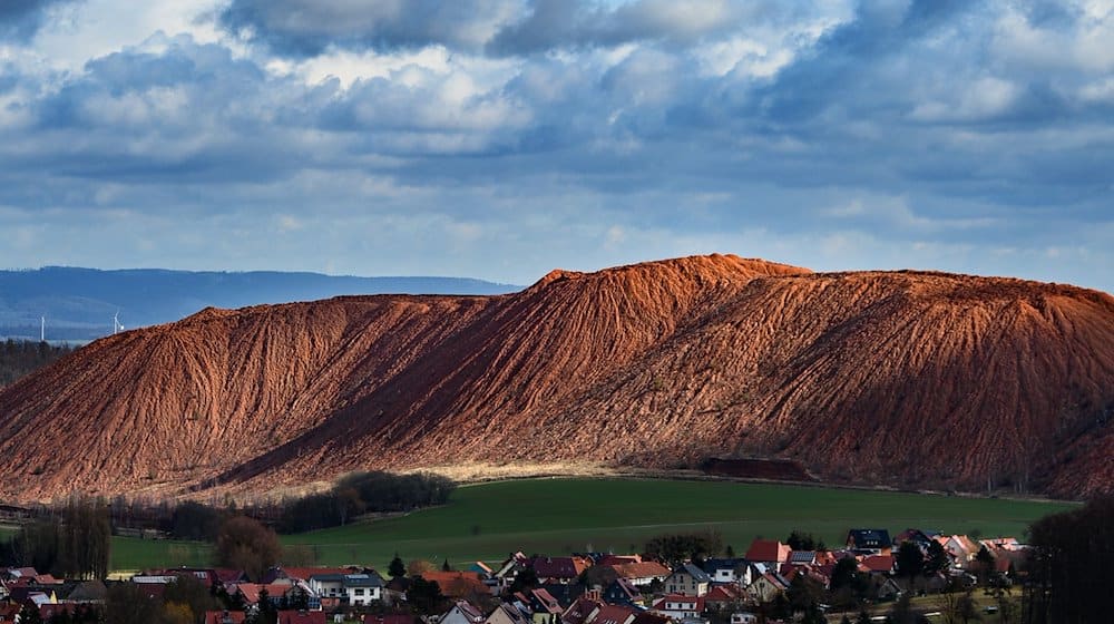 Die Sonne strahlt auf den Kaliberg vom Kaliwerk Bischofferode. / Foto: Swen Pförtner/dpa-Zentralbild/dpa/Archivbild