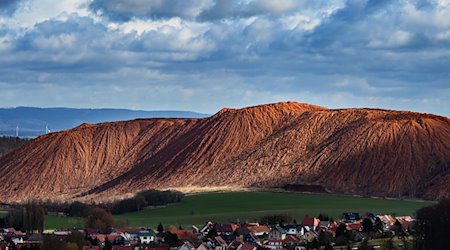 Die Sonne strahlt auf den Kaliberg vom Kaliwerk Bischofferode. / Foto: Swen Pförtner/dpa-Zentralbild/dpa/Archivbild