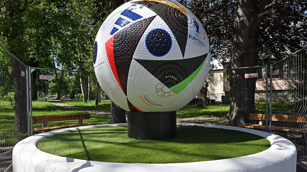 Ein überdimensionaler Fußball mit dem Logo des UEFA ist im Stadtzentrum von Blankenhain aufgestellt. / Foto: Martin Schutt/dpa