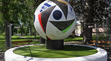 Ein überdimensionaler Fußball mit dem Logo des UEFA ist im Stadtzentrum von Blankenhain aufgestellt. / Foto: Martin Schutt/dpa