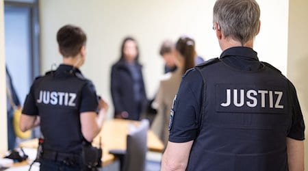 Justizbeamte führen vor dem Prozess nach dem tödlichen Unfall auf der Bobbahn in Oberhof Sicherheitsvorkehrungen am Amtsgericht in Suhl durch. / Foto: Michael Reichel/dpa