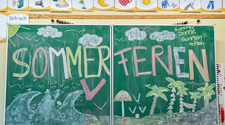 Eine Tafel mit der Aufschrift «Sommerferien». / Foto: Patrick Pleul/dpa-Zentralbild/dpa