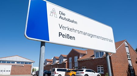 Blick auf ein Hinweisschild vor der modernisierten Verkehrszentrale Ost der Autobahn GmbH an der A14 bei Peißen. / Foto: Hendrik Schmidt/dpa