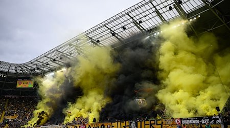 Dynamos Fans im K-Block zünden Pyrotechnik. / Foto: Robert Michael/dpa