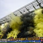 Dynamos Fans im K-Block zünden Pyrotechnik. / Foto: Robert Michael/dpa
