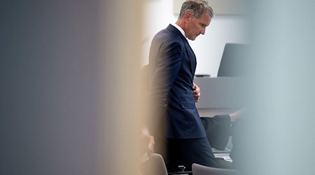 Björn Höcke, Vorsitzender der Thüringer AfD, ist nach einer Verhandlungspause durch die geöffnete Tür des Gerichtssaals im Justizzentrum Halle/Saale zu sehen. / Foto: Hendrik Schmidt/dpa