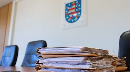 Unterlagen liegen auf dem Richtertisch am Amtsgericht in Suhl vor dem Prozess nach dem tödlichen Unfall auf der Rennrodelbahn in Oberhof. / Foto: Michael Reichel/dpa