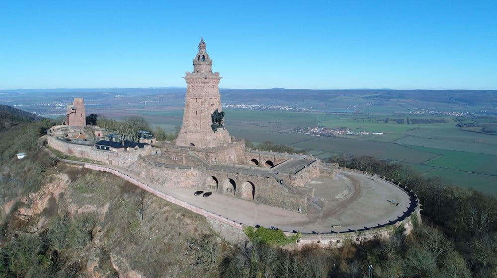 Kaiser Barbarossa trohnt unterhalb des Kyffhäuserdenkmals. / Foto: Matthias Bein/dpa-Zentralbild/dpa