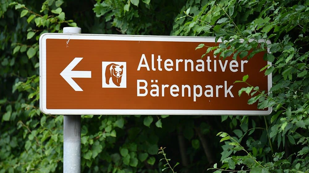 Ein touristisches Hinweisschild zeigt den Weg zum Alternativen Bärenpark. / Foto: Martin Schutt/dpa-Zentralbild/dpa