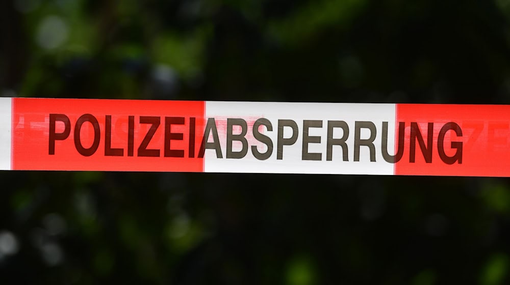 Absperrband der Polizei sichert einen Tatort. / Foto: Hendrik Schmidt/dpa-Zentralbild/dpa/Illustration