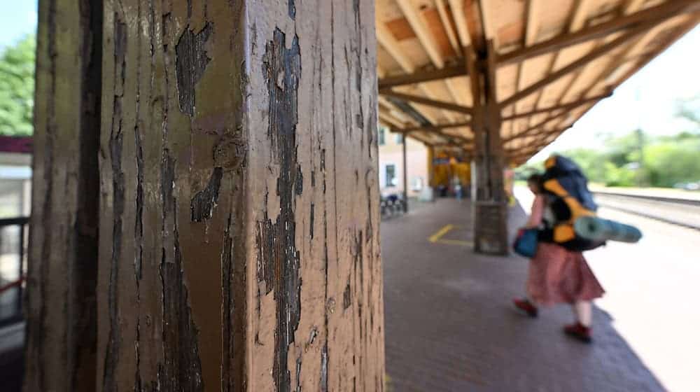 Die Farbe blättert ab im Bahnhof Rudolstadt. / Foto: Martin Schutt/dpa