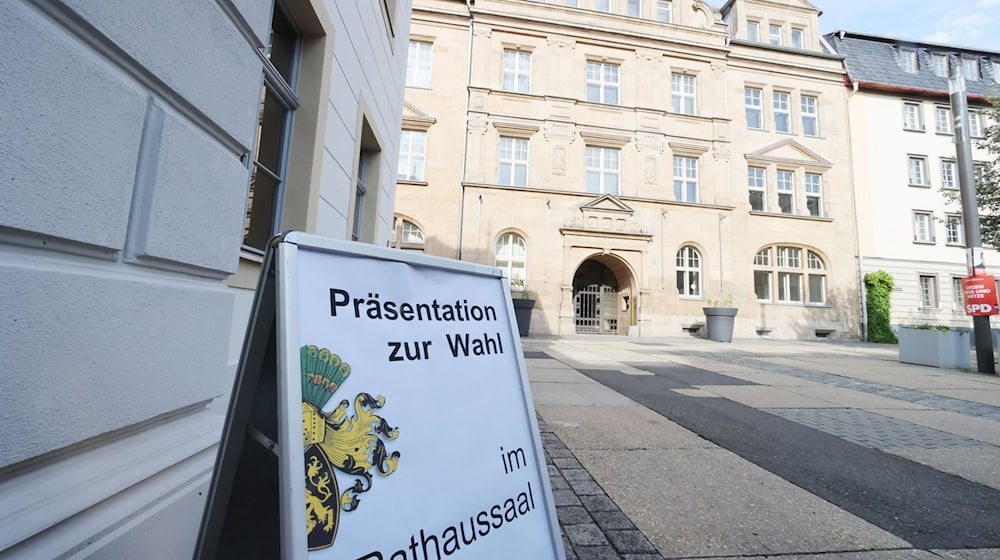 «Präsentation zur Wahl» steht auf einem Schild am Eingang zum Rathaussaal. / Foto: Bodo Schackow/dpa