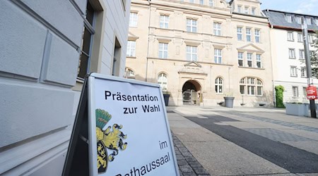 «Präsentation zur Wahl» steht auf einem Schild am Eingang zum Rathaussaal. / Foto: Bodo Schackow/dpa