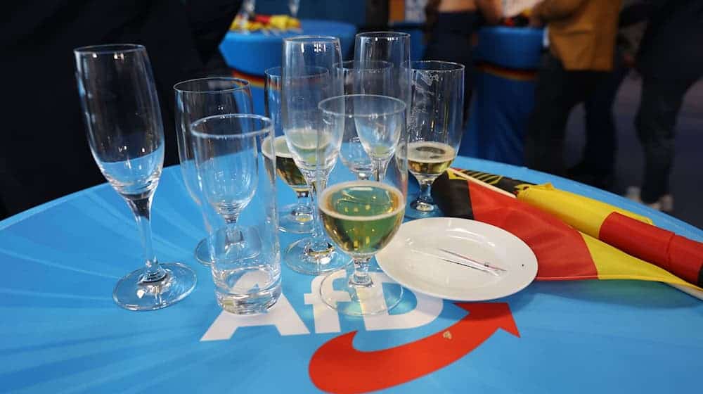 Teilweise ausgetrunkene Gläser sind bei der Wahlparty in der AfD-Parteizentrale im Rahmen der Europawahl zu sehen. / Foto: Joerg Carstensen/dpa