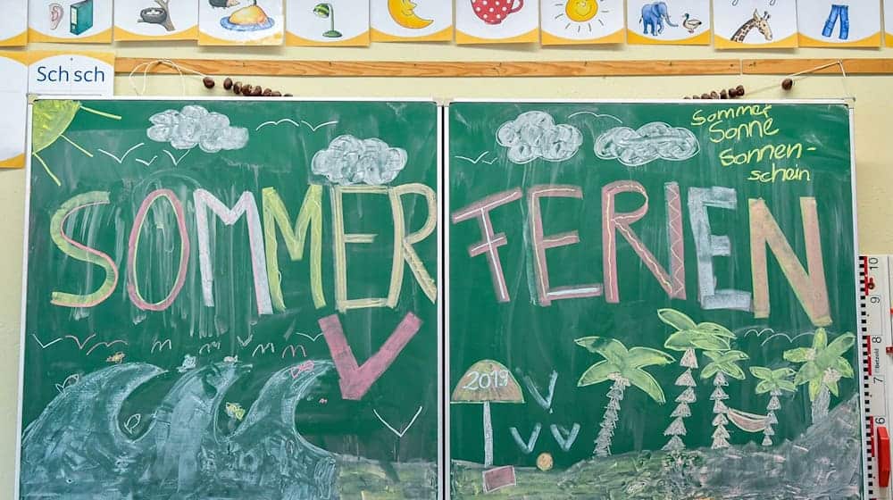 Eine Tafel mit der Aufschrift «Sommerferien» ist im Klassenraum der Grundschule «Am Mühlenfließ» zu sehen (gestellte Aufnahme). / Foto: Patrick Pleul/dpa-Zentralbild/dpa