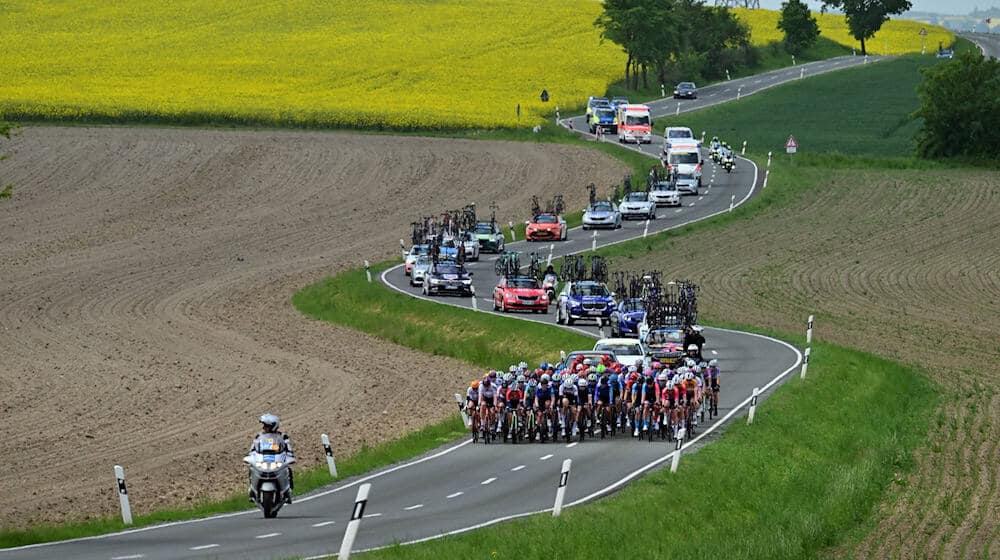 Die Frauen fahren das Rennen über 153,5 Kilometer Rund um Gera bei Wöhlsdorf. / Foto: Martin Schutt/dpa