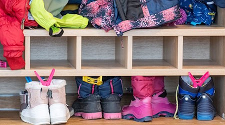 Eine Garderobe in einer Kita. / Foto: Armin Weigel/dpa/Symbolbild