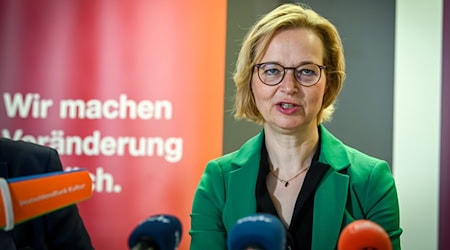 Katja Wolf, Bürgermeisterin von Eisenach und Landesvorsitzende der Partei Bündnis Sahra Wagenknecht (BSW) in Thüringen, spricht in einer Pressekonferenz. / Foto: Heiko Rebsch/dpa