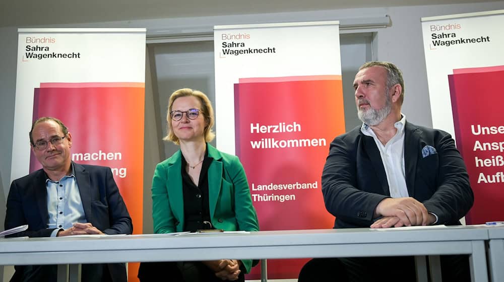 Tilo Kummer (l-r), Geschäftsführer der Partei Bündnis Sahra Wagenknecht (BSW), Katja Wolf, Bürgermeisterin von Eisenach und Landesvorsitzende (BSW) und Steffen Schütz, Landesvorsitzender (BSW, r) sprechen bei einer Pressekonferenz. / Foto: Heiko Rebsch/dpa