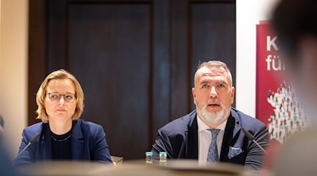 Katja Wolf (l) und Steffen Schütz, neue Landesvorsitzende ihrer Partei, geben nach ihrer Wahl bei der Gründungsversammlung des Landesverbandes Thüringen Bündnis Sahra Wagenknecht (BSW) im Hotel «Thüringer Hof» eine Pressekonferenz. / Foto: Michael Reichel/dpa-Zentralbild/dpa