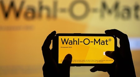 Die Startseite des Wahl-O-Mat ist auf dem Display eines Smartphones zu sehen. / Foto: Sebastian Kahnert/dpa