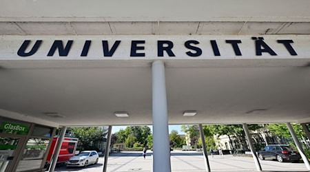 „Universität“ steht über dem Eingang zum Campus der Universität Erfurt. / Foto: Martin Schutt/dpa/Archivbild