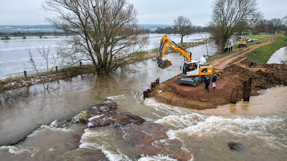 Mit schwerem Gerät wurde die Deichöffnung nördlich von Mönchpfiffel-Nikolausrieth an der Landesgrenze Sachsen-Anhalt und Thüringen wieder verschlossen. / Foto: Jan Woitas/dpa