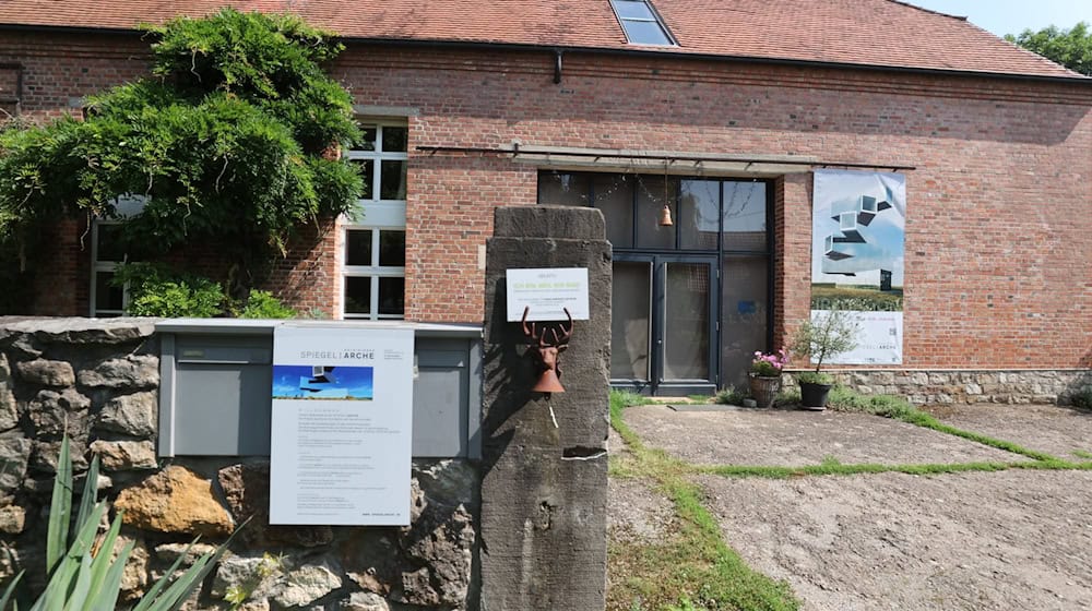 Das Gebäude der Siegel Arche. Hier findet die Ausstellung "Irritation" statt. / Foto: Bodo Schackow/dpa