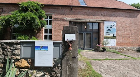 Das Gebäude der Siegel Arche. Hier findet die Ausstellung "Irritation" statt. / Foto: Bodo Schackow/dpa