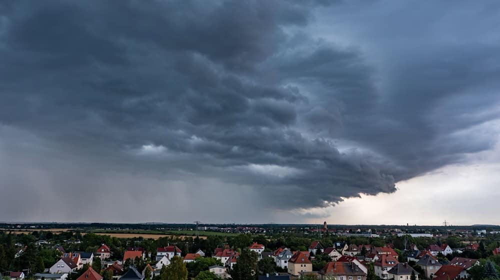 Eine Unwetterfront zieht über den Leipziger Westen. / Foto: Jan Woitas/dpa