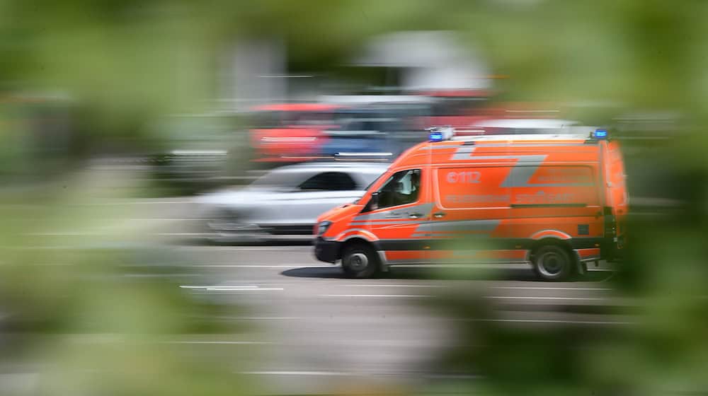 Ein Rettungswagen fährt zu einem Einsatz. / Foto: Sebastian Gollnow/dpa/Symbolbild