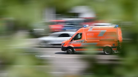 Ein Rettungswagen fährt zu einem Einsatz. / Foto: Sebastian Gollnow/dpa/Symbolbild