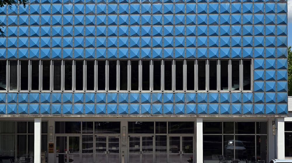 Das Hörsaalgebäude der «Alten Parteischule», in der Erfurter Werner-Seelenbinder-Straße. / Foto: Martin Schutt/dpa