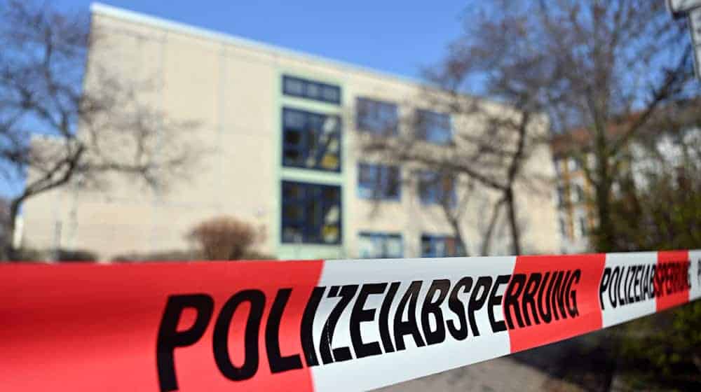 "Polizeiabsperrung" steht auf dem Absperrband bei einem Großeinsatz nach Amokdrohung an einer Erfurter Schule. / Foto: Martin Schutt/dpa