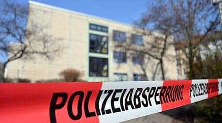 "Polizeiabsperrung" steht auf dem Absperrband bei einem Großeinsatz nach Amokdrohung an einer Erfurter Schule. / Foto: Martin Schutt/dpa