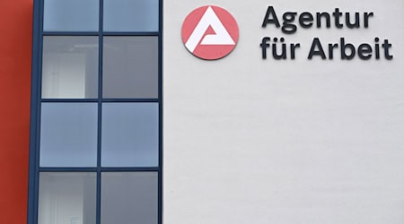 "Agentur für Arbeit" steht an der Fassade eines Jobcenters. / Foto: Martin Schutt/dpa-Zentralbild/dpa