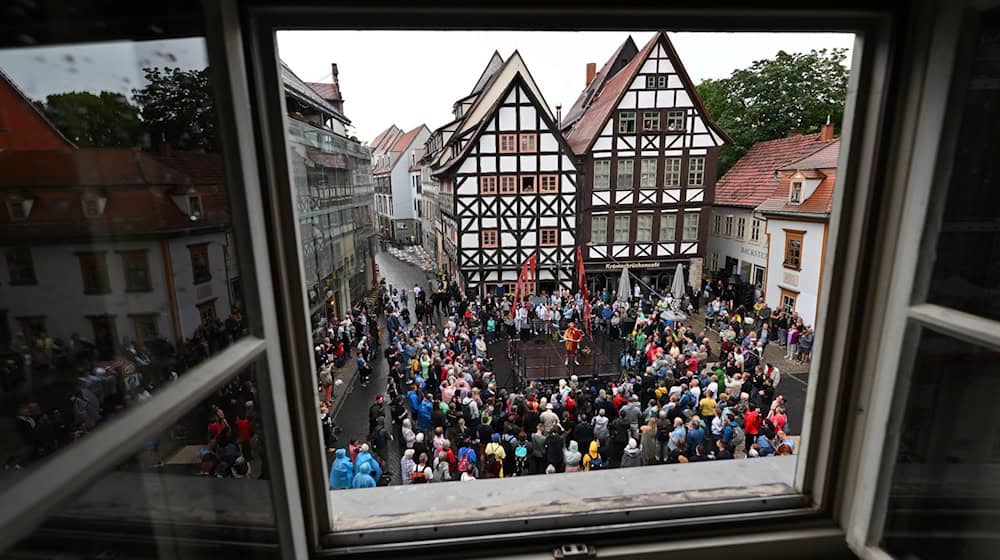 Schalk Till Eulenspiegel steht zur Eröffnungsstück zum Krämerbrückenfestes 2023 auf der Bühne. / Foto: Martin Schutt/dpa/Archivbild