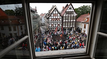 Schalk Till Eulenspiegel steht zur Eröffnungsstück zum Krämerbrückenfestes 2023 auf der Bühne. / Foto: Martin Schutt/dpa/Archivbild