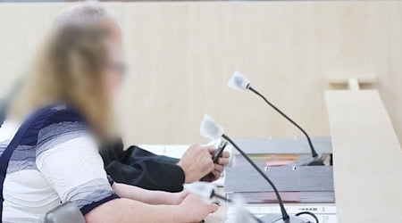 Die angeklagte ehemalige Richterin sitzt im Landgericht zum Beginn eines Prozesses. / Foto: Bodo Schackow/dpa/Archivbild