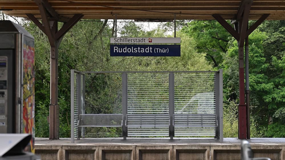 Ein Wartebereich im Bahnhof Rudolstadt. / Foto: Martin Schutt/dpa