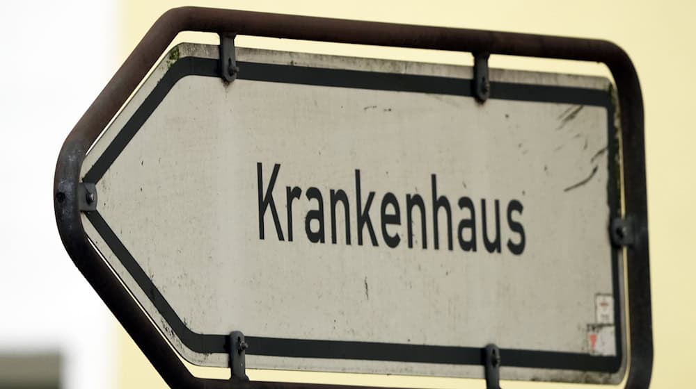 Ein Schild weist den Weg zu einem Krankenhaus. / Foto: Soeren Stache/dpa/Symbolbild